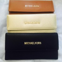 Carteras de diferentes colores 